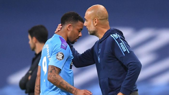 gabriel jesus MANCHESTER, ENGLAND - JUNE 17: Pep Guardiola, Manager of Manchester City embraces Gabriel Jesus of Manchester City as he is substituted off during the Premier League match between Manchester City and Arsenal FC at Etihad Stadium on June 17, 2020 in Manchester, United Kingdom. (Photo by Laurence Griffiths/Getty Images)