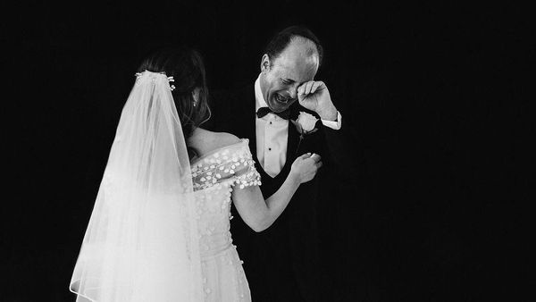 Mengharukan, Ragam Ekspresi Ayah Lihat Putrinya Berbaju Pengantin