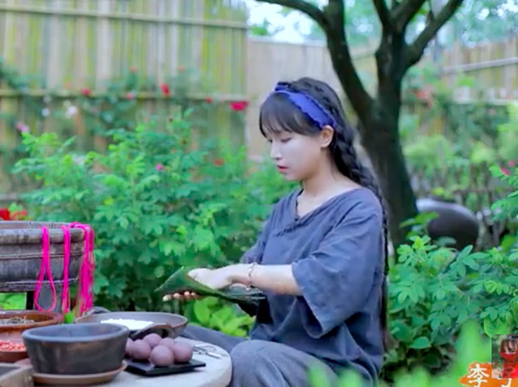 Hidup di Desa, YouTuber Li Ziqi Petik Buah hingga Bikin Mie Sendiri Hidup di Desa, YouTuber Li Ziqi Petik Buah hingga Bikin Mie Sendiri