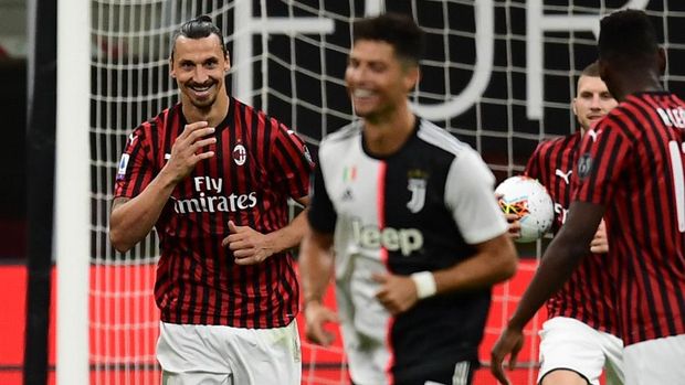 AC Milan's Swedish forward Zlatan Ibrahimovic (L) reacts next to Juventus' Portuguese forward Cristiano Ronaldo (C) after scoring a penalty during the Italian Serie A football match AC Milan vs Juventus played behind closed doors on July 7, 2020 at the San Siro stadium in Milan, as the country eases its lockdown aimed at curbing the spread of the COVID-19 infection, caused by the novel coronavirus. (Photo by Miguel MEDINA / AFP)