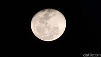 Indahnya Bulan Purnama Stroberi di Langit Bandung