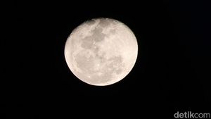 Indahnya Bulan Purnama Stroberi di Langit Bandung