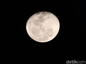 Indahnya Bulan Purnama Stroberi di Langit Bandung Indahnya Bulan Purnama Stroberi di Langit Bandung