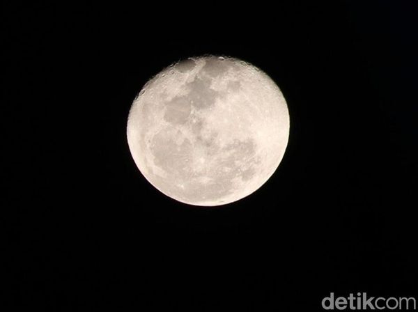Indahnya Bulan Purnama Stroberi di Langit Bandung