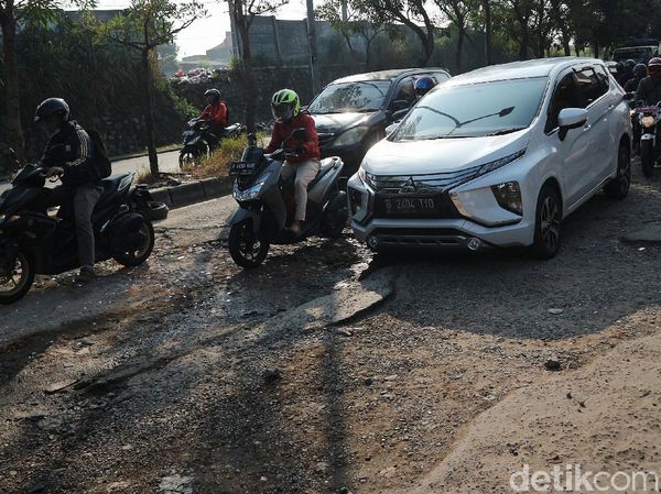 Miris! Jalan Penghubung Bekasi-Jakarta Rusak