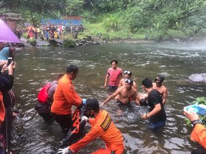 Remaja Hanyut Saat Mandi di Air Terjun Jambi Ditemukan Tewas