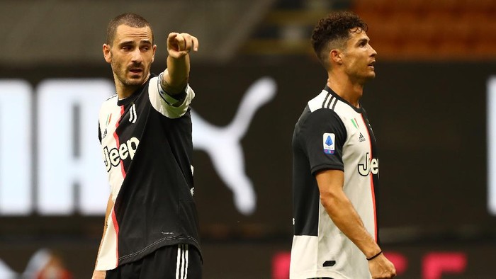 MILAN, ITALY - JULY 07:  Leonardo Bonucci of Juventus FC gestures during the Serie A match between AC Milan and Juventus at Stadio Giuseppe Meazza on July 7, 2020 in Milan, Italy.  (Photo by Marco Luzzani/Getty Images)