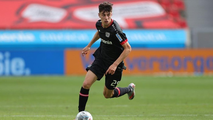 kai havertz bayer leverkusen bundesliga liga jerman LEVERKUSEN, GERMANY - JUNE 27: Kai Havertz of Bayer 04 Leverkusen runs with the ball during the Bundesliga match between Bayer 04 Leverkusen and 1. FSV Mainz 05 at BayArena on June 27, 2020 in Leverkusen, Germany. (Photo by Friedemann Vogel/Pool via Getty Images)