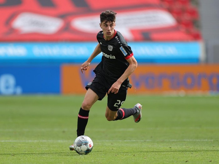 LEVERKUSEN, GERMANY - JUNE 27: Kai Havertz of Bayer 04 Leverkusen runs with the ball during the Bundesliga match between Bayer 04 Leverkusen and 1. FSV Mainz 05 at BayArena on June 27, 2020 in Leverkusen, Germany. (Photo by Friedemann Vogel/Pool via Getty Images)