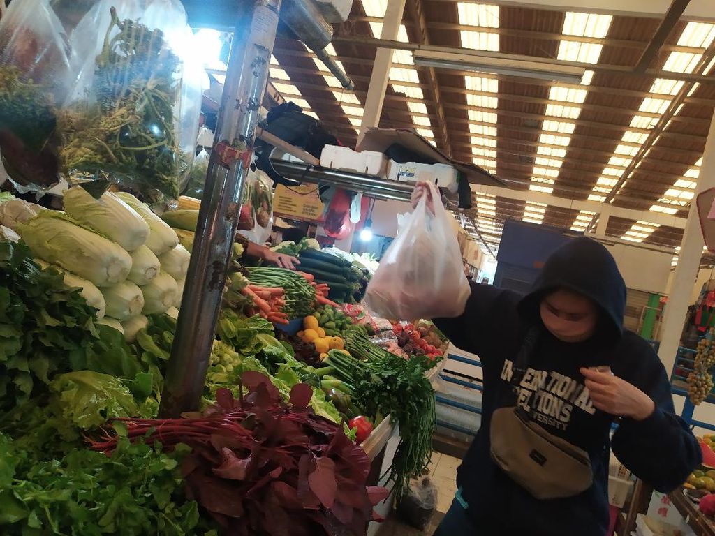 Pedagang-Pembeli di Pasar Koja Baru Jakut Masih Pakai Kantong Plastik Pedagang-Pembeli di Pasar Koja Baru Jakut Masih Pakai Kantong Plastik