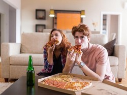 7 Kebiasaan Makan yang Salah Tapi Sering Dilakukan