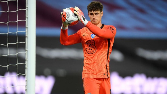 LONDON, ENGLAND - JULY 01: Kepa Arrizabalaga of Chelsea looks on during the Premier League match between West Ham United and Chelsea FC at London Stadium on July 01, 2020 in London, England. Football Stadiums around Europe remain empty due to the Coronavirus Pandemic as Government social distancing laws prohibit fans inside venues resulting in all fixtures being played behind closed doors. (Photo by Michael Regan/Getty Images)