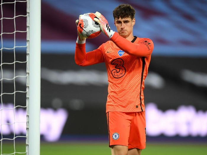 LONDON, ENGLAND - JULY 01: Kepa Arrizabalaga of Chelsea looks on during the Premier League match between West Ham United and Chelsea FC at London Stadium on July 01, 2020 in London, England. Football Stadiums around Europe remain empty due to the Coronavirus Pandemic as Government social distancing laws prohibit fans inside venues resulting in all fixtures being played behind closed doors. (Photo by Michael Regan/Getty Images)
