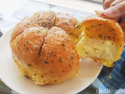 Cicip 3 Korean Garlic Cheese Bread Viral, Mana yang Enak?