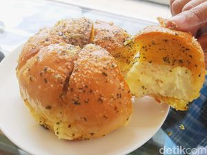 Cicip 3 Korean Garlic Cheese Bread Viral, Mana yang Enak? Cicip 3 Korean Garlic Cheese Bread Viral, Mana yang Enak?