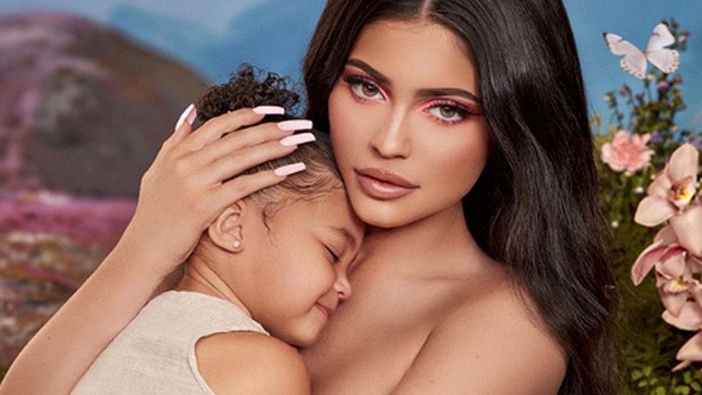 Kylie Jenner Dituding Operasi Payudara, Perubahannya Disorot
