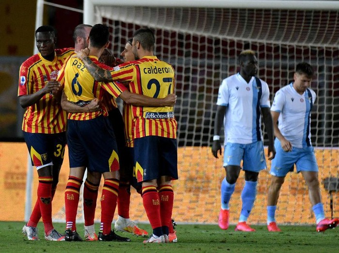 LECCE, ITALY - JULY 07: Fabio Lucioni of UC Lecce celebrates after scoring the second goal of his team with his team mates during the Serie A match between US Lecce and  SS Lazio at Stadio Via del Mare on July 07, 2020 in Lecce, Italy. (Photo by Marco Rosi - SS Lazio/Getty Images)