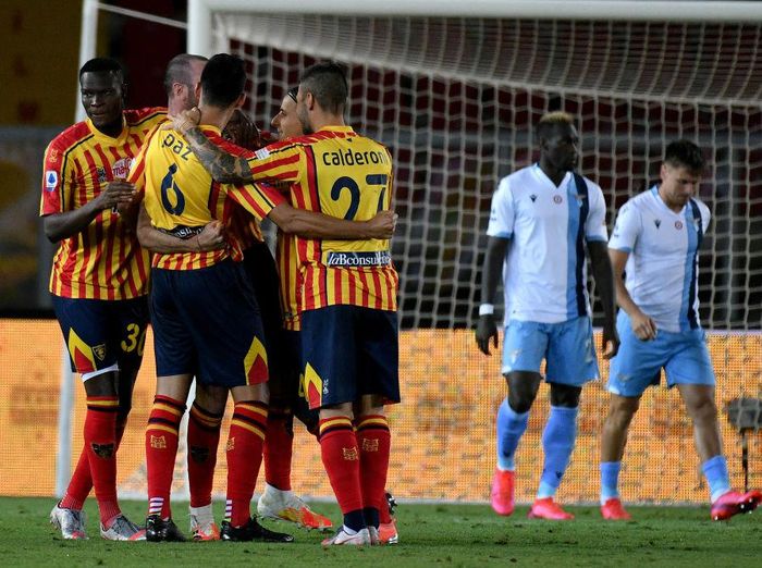 Lecce, Lazio LECCE, ITALY - JULY 07: Fabio Lucioni of UC Lecce celebrates after scoring the second goal of his team with his team mates during the Serie A match between US Lecce and SS Lazio at Stadio Via del Mare on July 07, 2020 in Lecce, Italy. (Photo by Marco Rosi - SS Lazio/Getty Images)