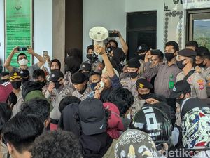 Demo Mahasiswa Tuntut Banding Pencabulan ABG di Parepare Ricuh
