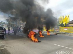 Protes Nama Calon di Pilkada, Massa DPD II Golkar Bakar Ban Depan DPD Sultra