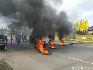 Protes Nama Calon di Pilkada, Massa DPD II Golkar Bakar Ban Depan DPD Sultra Protes Nama Calon di Pilkada, Massa DPD II Golkar Bakar Ban Depan DPD Sultra