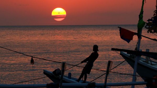 Menikmati Matahari Terbenam di Dermaga Penarukan