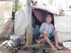 Kisah Mbah Tarso dan Istri Tinggal di Gubuk Karung di Purwokerto