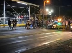 Gimana Sih?! 2 Mobil Patroli Polisi Malah Dipakai Drag Race