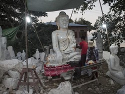 Ironi Rumah Anyaman Bambu dengan Lantai Marmer di Desa Sogyin