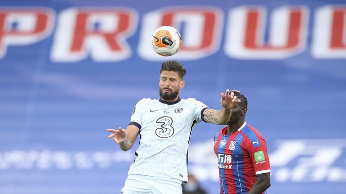 Chelseas Olivier Giroud, left, heads the ball past Crystal Palaces Mamadou Sakho during the English Premier League soccer match between Crystal Palace and Chelsea at Selhurst Park, in London, England, Tuesday, July 7, 2020. (Peter Cziborra/Pool via AP)
