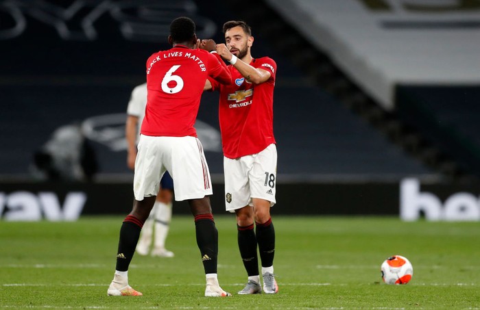 LONDON, ENGLAND - JUNE 19: Bruno Fernandes of Manchester United celebrates after scoring his sides first goal with teammate Paul Pogba of Manchester United during the Premier League match between Tottenham Hotspur and Manchester United at Tottenham Hotspur Stadium on June 19, 2020 in London, England. (Photo by Matt Childs/ Pool via Getty Images)