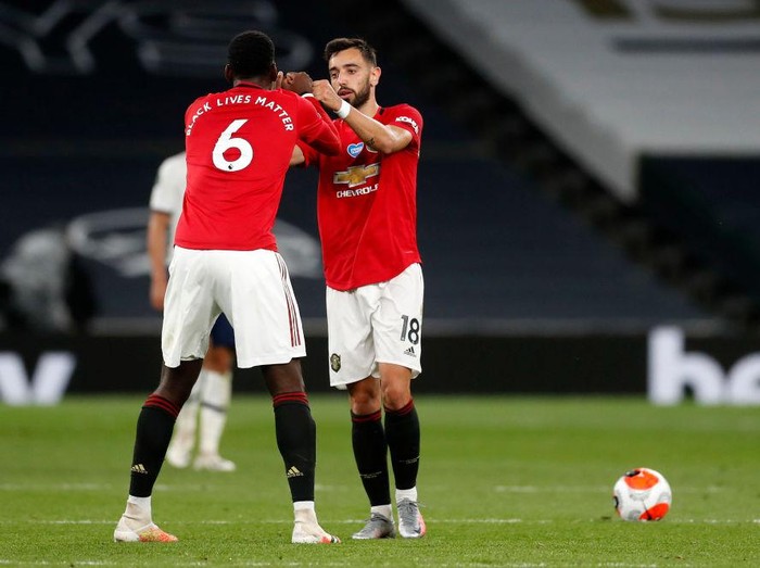 LONDON, ENGLAND - JUNE 19: Bruno Fernandes of Manchester United celebrates after scoring his sides first goal with teammate Paul Pogba of Manchester United during the Premier League match between Tottenham Hotspur and Manchester United at Tottenham Hotspur Stadium on June 19, 2020 in London, England. (Photo by Matt Childs/ Pool via Getty Images)