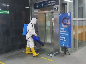 Tekan Laju Corona, BIN Semprot Disinfektan Stasiun MRT Istora Mandiri