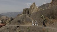 Petugas Medis Bolivia Taklukkan Dataran Tinggi Demi Corona