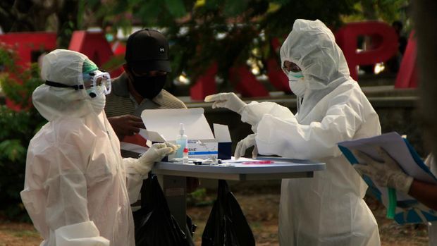 Petugas mengambil sampel darah warga saat pelaksanaan tes cepat atau rapid test warga di Kota Kupang, NTT,Kamis (25/06/2020). Polda NTT mengelar tes cepat secara gratis bagi warga di Kota itu yang ingin mengetahui kondisi kesehatan mereka sebagai bagian dari kepedulian institusi itu kepada masyarakat menyambut HUT Bhayangkara-74.  ANTARA FOTO/Kornelis Kaha/nzz.