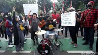 Musisi Kafe Ramai-ramai Ngamen di Balai Kota