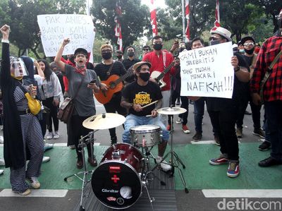 Musisi Kafe Ramai-ramai Ngamen di Balai Kota