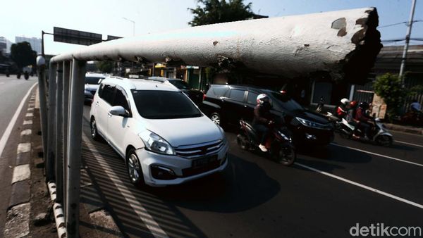 Potret Pagar Besi Pembatas Jalan yang Dibiarkan Rusak