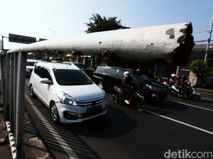 Potret Pagar Besi Pembatas Jalan yang Dibiarkan Rusak