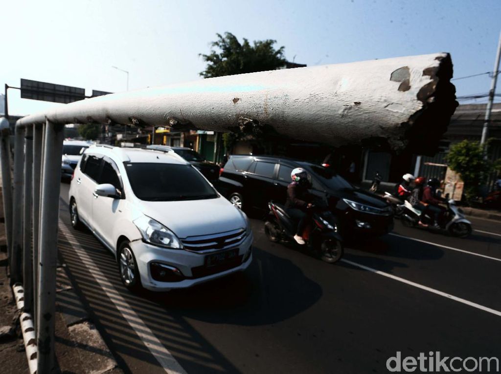 Potret Pagar Besi Pembatas Jalan yang Dibiarkan Rusak Potret Pagar Besi Pembatas Jalan yang Dibiarkan Rusak