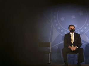 Ulah Presiden Brasil Malah Buka Masker Usai Positif Corona Ulah Presiden Brasil Malah Buka Masker Usai Positif Corona