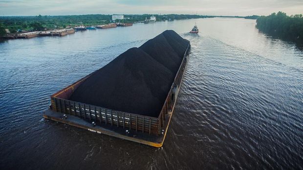Kapal tongkang pengangkut batu bara melintas di Sungai Barito, Kabupaten Barito Kuala, Kalimantan Selatan, Sabtu (13/6/2020). Kementerian Energi dan Sumber Daya Mineral (ESDM) mencatat realisasi produksi batu bara hingga Mei 2020 mencapai 228 juta ton, atau 42 persen dari total target produksi nasional tahun 2020 yaitu 550 juta ton. ANTARA FOTO/Makna Zaezar/wsj.