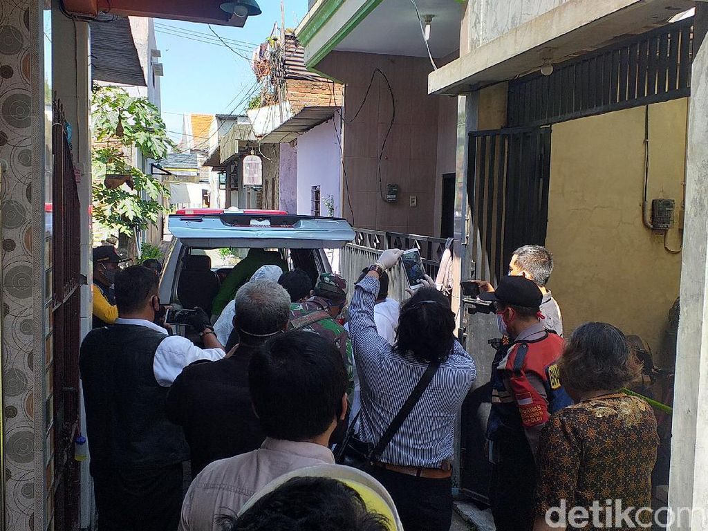 Seorang Mahasiswa Ditemukan Tewas Gantung Diri di Surabaya Seorang Mahasiswa Ditemukan Tewas Gantung Diri di Surabaya