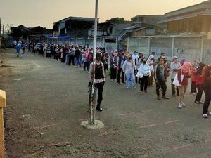 Antrean Penumpang KRL Menuju Stasiun Bojonggede Bogor Padat Pagi Ini