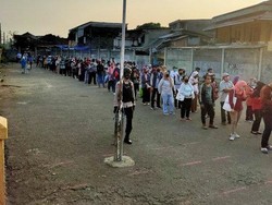 Antrean Penumpang KRL Menuju Stasiun Bojonggede Bogor Padat Pagi Ini