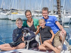 Jual Harta buat Liburan, Sekeluarga Turis Malah Terjebak di Yunani