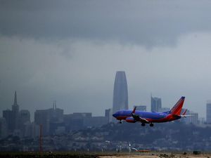 Romantis Abis! Ketemu Jodoh, Dilamar, Sampai Nikah di Pesawat