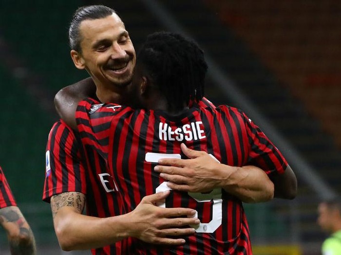 MILAN, ITALY - JULY 07:  Franck Kessie of AC Milan celebrates his goal with his team-mate Zlatan Ibrahimovic (back) during the Serie A match between AC Milan and Juventus at Stadio Giuseppe Meazza on July 7, 2020 in Milan, Italy.  (Photo by Marco Luzzani/Getty Images)