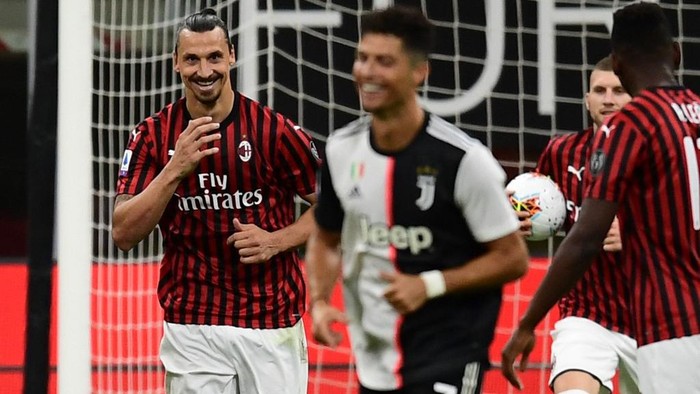 AC Milans Swedish forward Zlatan Ibrahimovic (L) reacts next to Juventus Portuguese forward Cristiano Ronaldo (C) after scoring a penalty during the Italian Serie A football match AC Milan vs Juventus played behind closed doors on July 7, 2020 at the San Siro stadium in Milan, as the country eases its lockdown aimed at curbing the spread of the COVID-19 infection, caused by the novel coronavirus. (Photo by Miguel MEDINA / AFP)