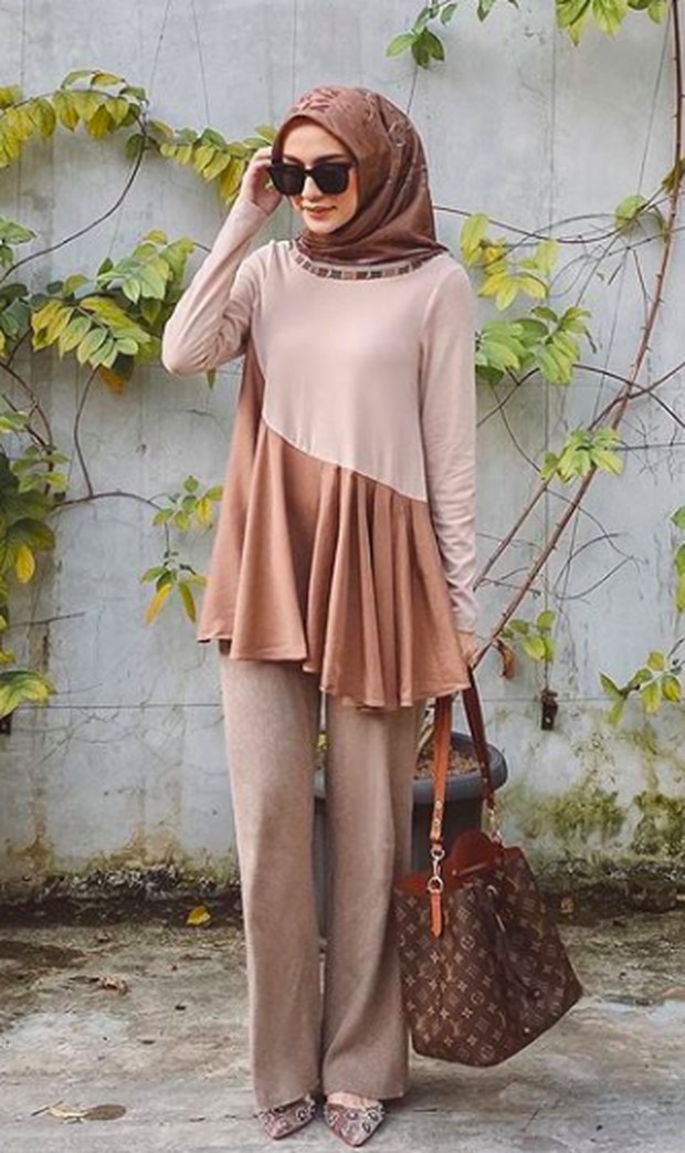 Tampilan dengan blouse dan kulot berbahan loose akan memberikan kesan jenjang dan elegan pada gaya office attire kamu.